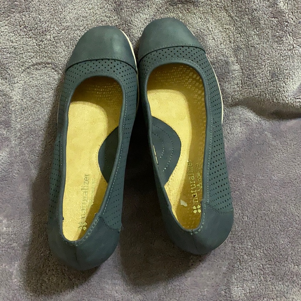 8M Naturalizer shoes. Nice gray color. Tread is 60%. New but no tags.